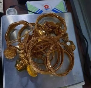 ضبط كميات من الذهب والعملات المزيفة بهذه المدينة 13 ضبط كميات من الذهب والعملات المزيفة بهذه المدينة