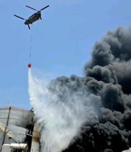 عاجل | إشتعال حريق ضخم بميناء الحمرية بالشارقة 13 عاجل | إشتعال حريق ضخم بميناء الحمرية بالشارقة