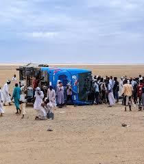 وفاه وإصابة (21) شخص جراء انقلاب باص سياحي بطريق عطبره بورتسودان