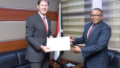 اول سفير كندي