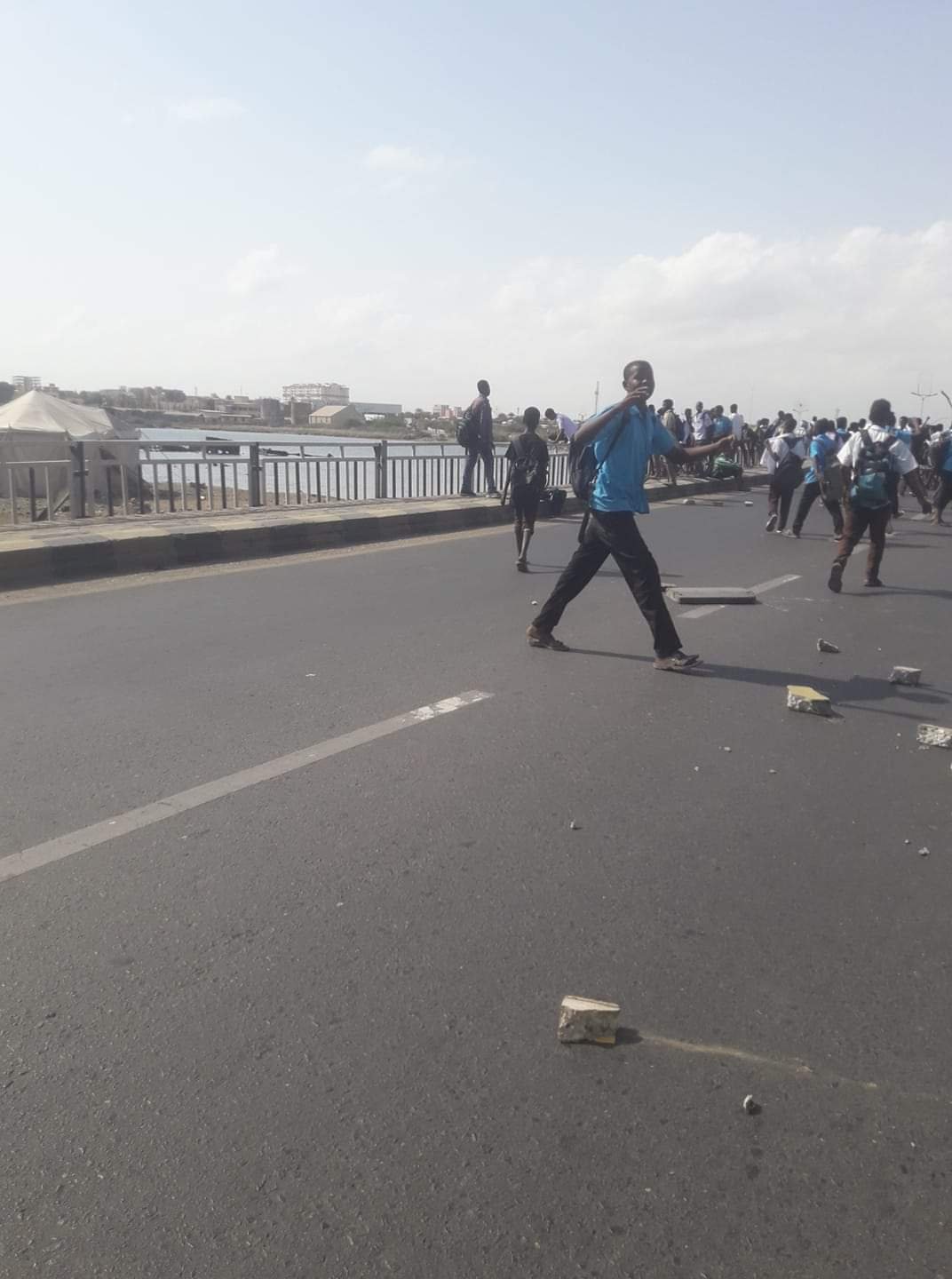 طلاب محتجون يغلقون كبري رئيسي ببورت سودان. 15 IMG 20210209 WA0088