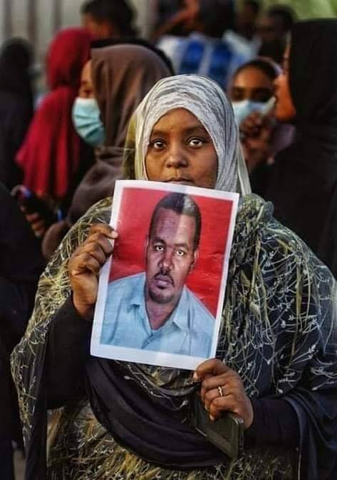 شقيقة الشهيد الاستاذ احمد الخير اثناء النطق بالحكم