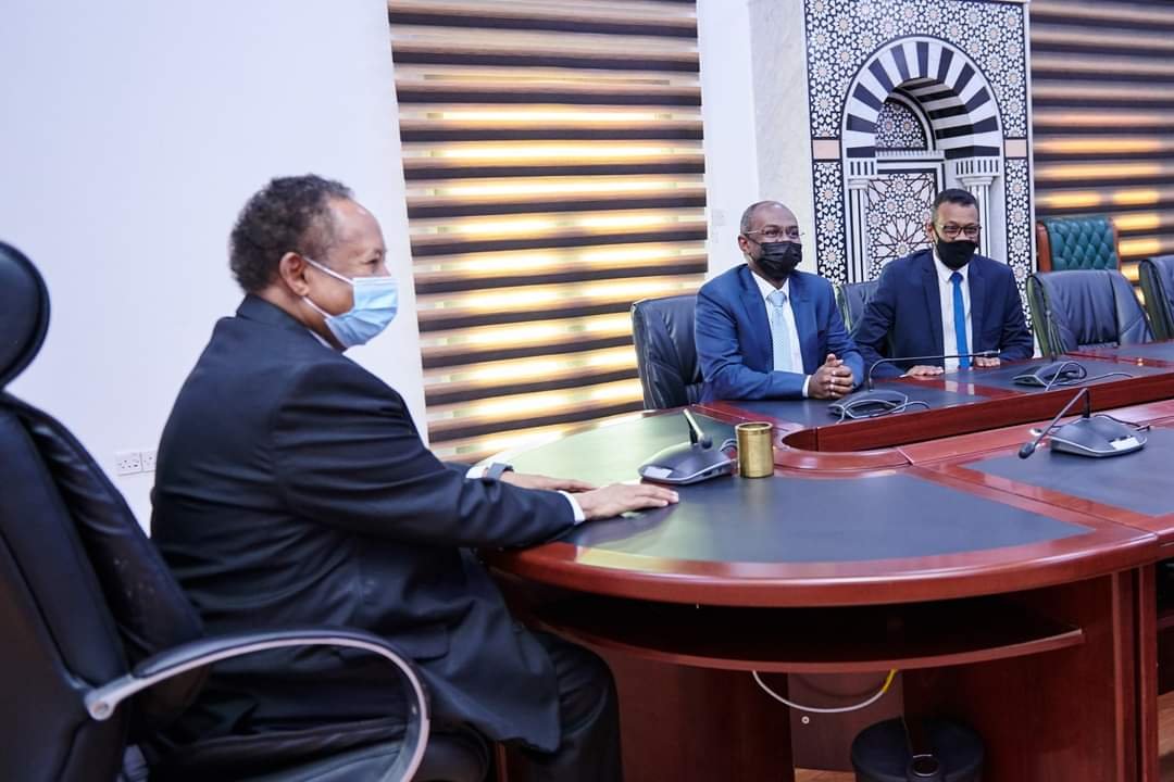 أول بطاقة فيزا صادرة تسلمها حمدوك عن بنك المال المتحد 14 FB IMG 1615744295261