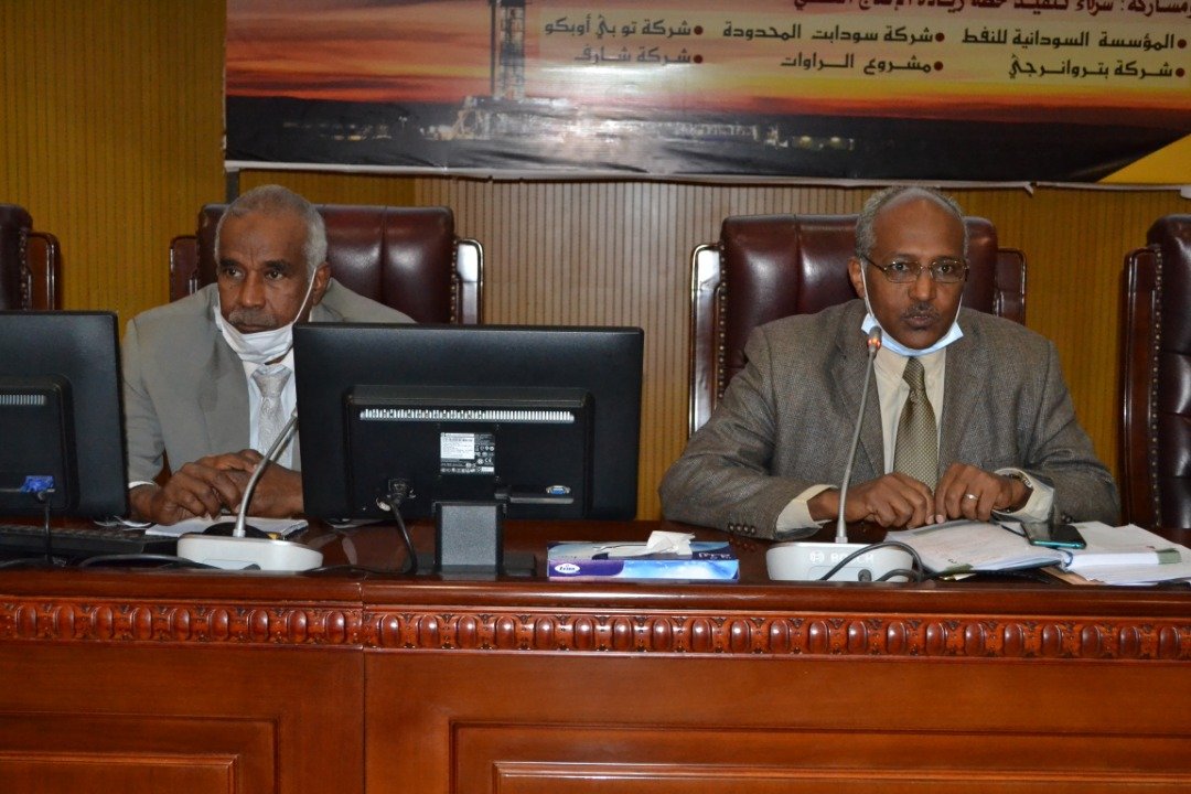 حامد سليمان أثناء ورشة العمل الصورة من وزارة النفط 4 مارس 2021