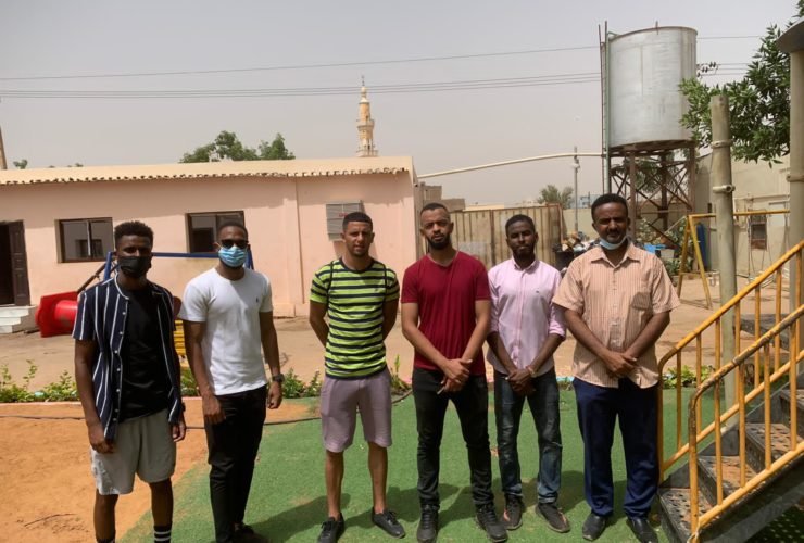 محترف السودان يس حامد يزور اطفال المايقوما 14 IMG 20210606 WA0012