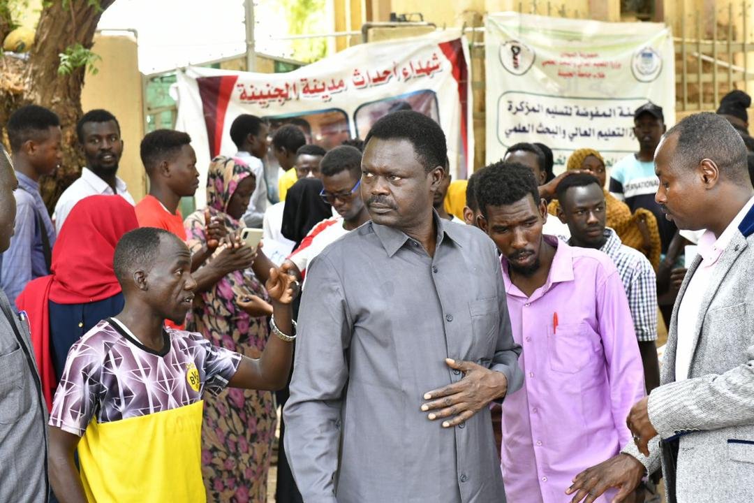 مناوي يعد بحل قضية طلاب جامعة الجنينة المعتصمين بوزارة التعليم العالي 15 مناوي والمعتصمين