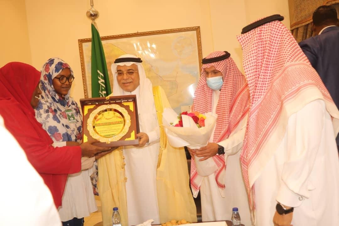 السفير السعودي يكرم النابغة لُدن ويقدم درع وورود 14 IMG 20210729 WA0012
