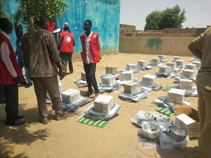 d 51 الهلال الأحمر بدنقلا يوزع مساعدات إنسانية لمتضرري السيول والأمطار