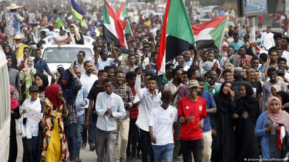 خبراء : مواكب 21 اكتوبر تجر البلاد للفوضى 14 49875701 403 1