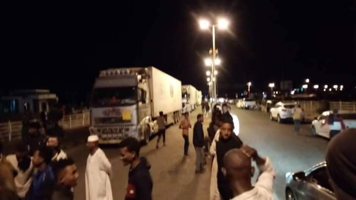 اغلاق طريق الشرق امام شاحنات مصرية 17 IMG 20220130 WA0023