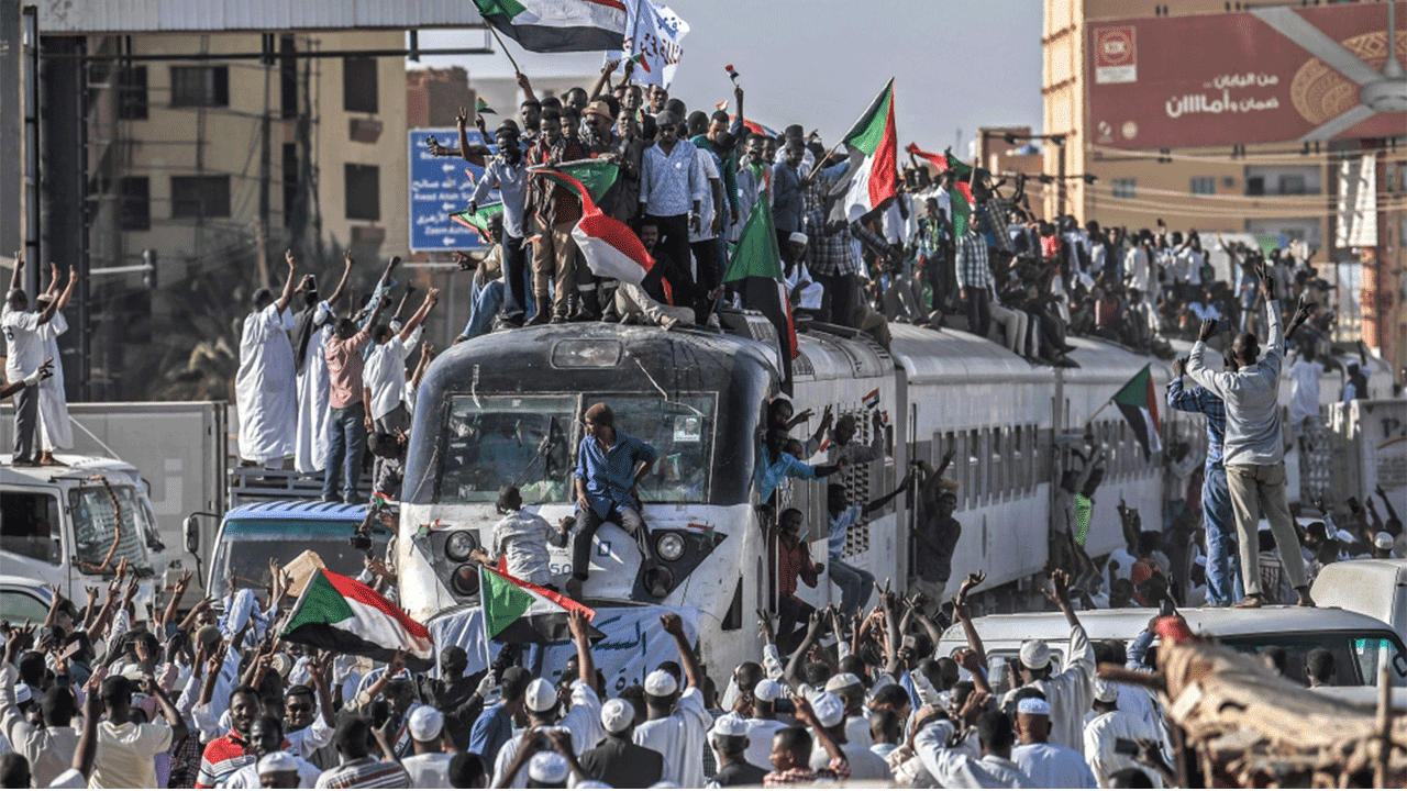 وردنا الان ...قطار عطبرة ملئ بالثوار يتوجه للخرطوم 14 image