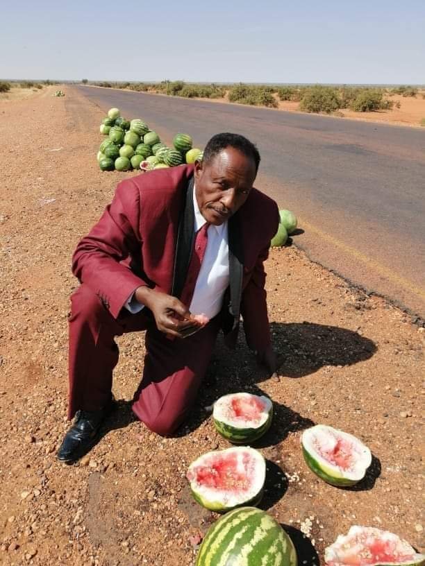 لقطة الشهر.. فنان يلتهم البطيخ في الشارع 14 IMG 20220819 WA0000