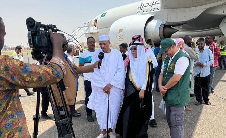 برفقة ﺍﻟﺴﻔﻴﺮ ﺍﻟﺴﻌﻮﺩﻱ.. ﻣﻮﻻﻧﺎ ﺍﻟﻌﺒﻴﺪ ﻛﺮﺍﺭ ﻭﺩ ﺑﺪﺭ ﻳﺴﺘﻘﺒﻞ ﺍﻟﺠﺴﺮ ﺍﻟﺠﻮﻱ ﺍﻟﻤﻘﺪﻡ ﻣﻦ ﺍﻟﻤﻤﻠﻜﺔ ﺍﻟﻌﺮﺑﻴﺔ ﺍﻟﺴﻌﻮﺩﻳة 14 IMG 20220824 WA0003