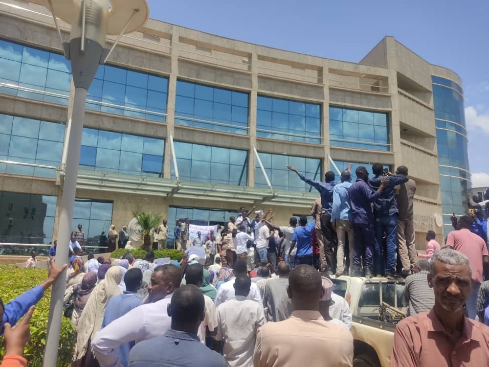 عاجل| العاملون بقطاع الكهرباء يحاصرون وزير الطاقة والنفط 15 IMG 20220905 WA0016