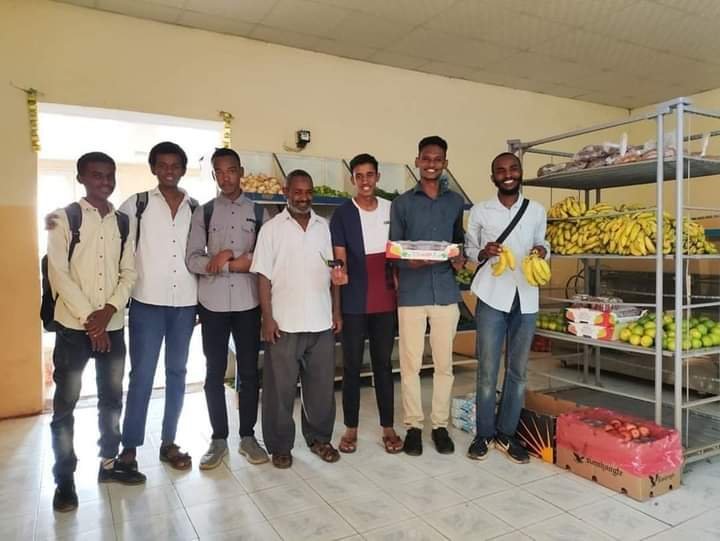 أستاذ جامعي شهير يفتتح محلا للخضر والفاكهة 16 IMG 20220921 WA0004