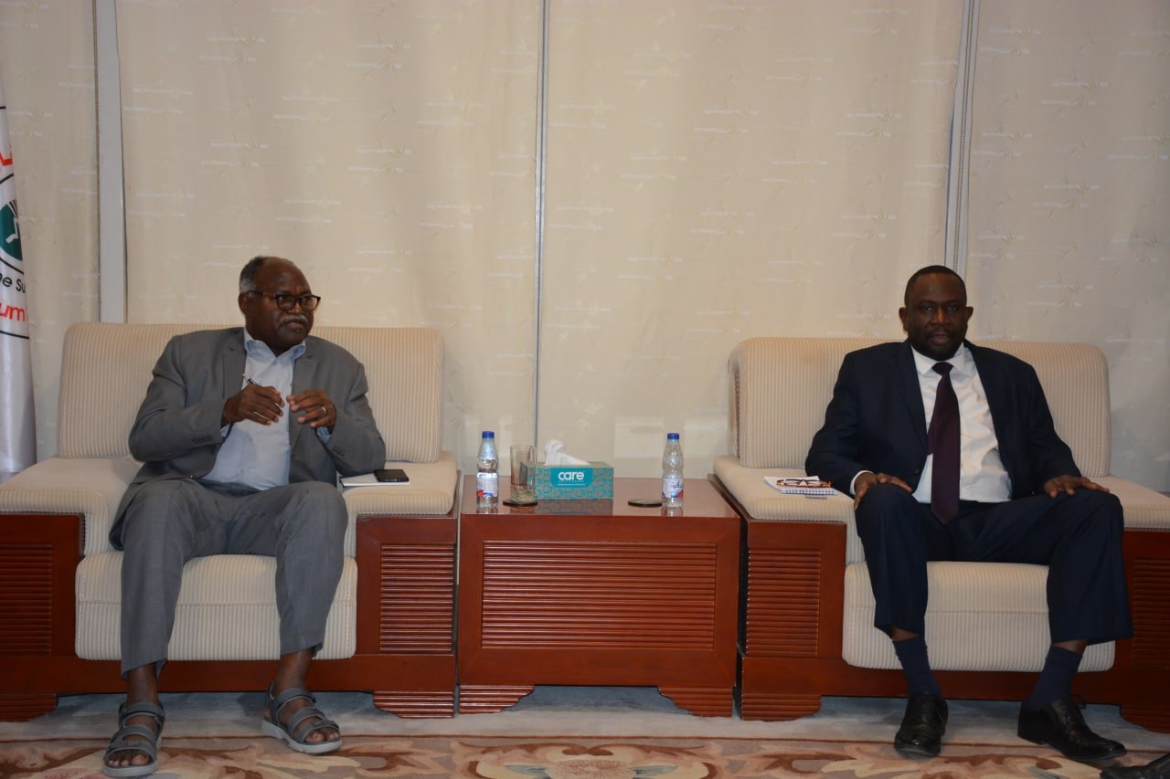 تفاصيل لقاء وزير الطاقة والنفط بوالي ولاية جنوب دارفور 11 IMG 20220928 WA0054