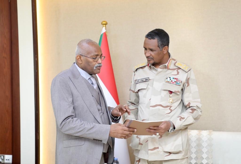 ياخبر.. حميدتي يتسلم نتيجة الشهادة السودانية ويهنئ الناجحين 14 IMG 20220929 WA0022