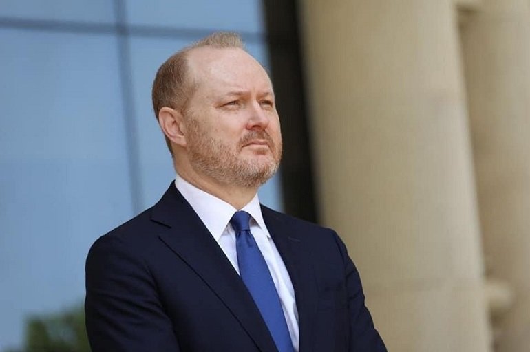 جون غودفري السفير الأمريكي