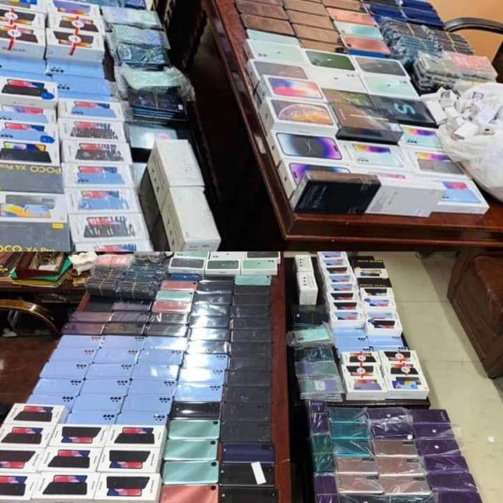 ضبط كمية كبيرة من الهواتف المهربة بمطار بورتسودان 11 IMG 20221005 WA0018