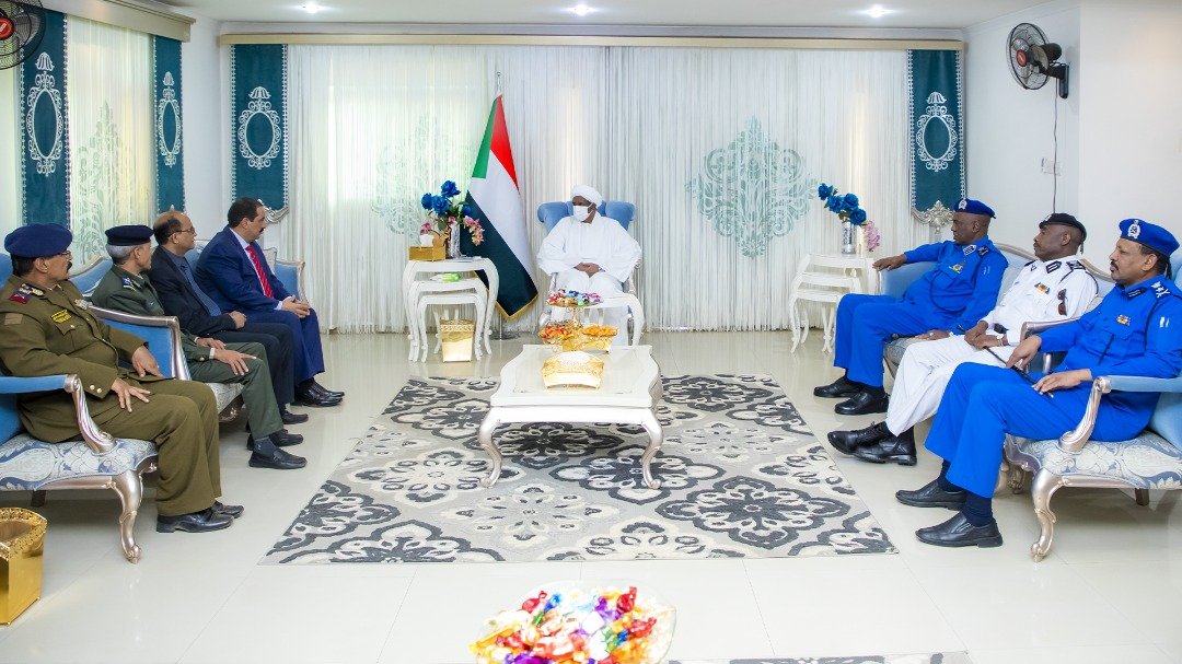 نائب رئيس مجلس السيادة يستقبل وزير الداخلية اليمني 16 IMG 20221013 WA0027