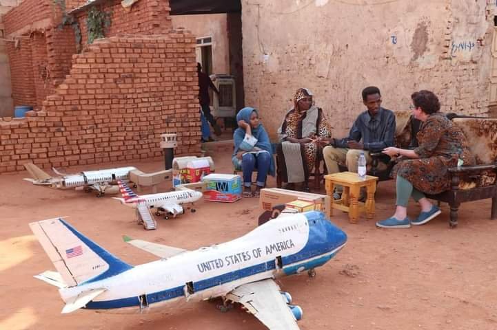 مسؤولة بالسفارة الأمريكية تزور مصمم طائرات بالخرطوم 17 IMG 20221016 WA0009