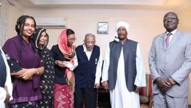 البرهان يمنح وساما رفيعا لهذا الشاعر 17 IMG 20221230 WA0001 1