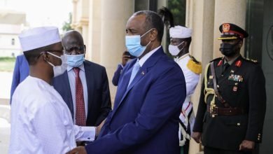 البرهان يغادر إلى إنجمينا 16 البرهان ومحمد ديبي في لقاء سابق بالخرطوم- أرشيف