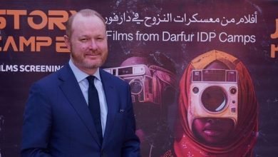 السفير الأمريكي مع لوحة اعلان الفيلم