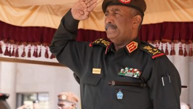 عاجل.. التلفزيون القومي يعرض صورا للفريق أول البرهان وسط جنوده عقب الإفطار قبل قليل 17 FB IMG 1681561645349