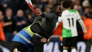 سوداني يقتحم مباراة ليفربول بعلم السودان وفلسطين 14 IMG 20231107 WA0004