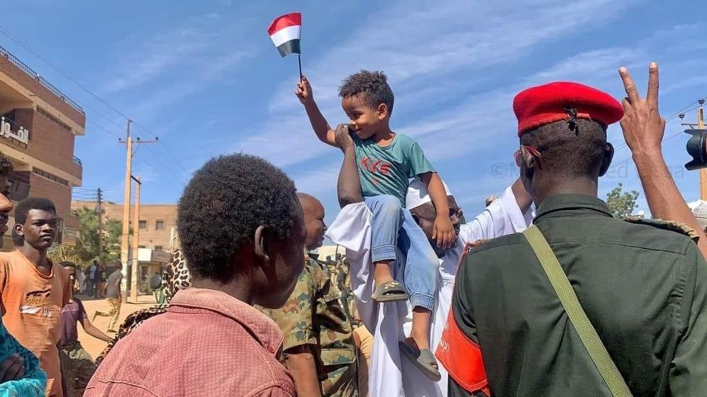 الجيش يحتفل مع المواطنين في شارع الشنقيطي 11 IMG 20240115 WA0064