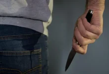 مأساة تهز لندن.. مقتل شاب طعنًا داخل حافلة و الجاني طليق!! 13 f2c543443d164 رجل يُمسك سكينا 780x470 1