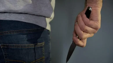 تفاصيل جريمة مروعة ..مقتل شخص بمسجد 16 f2c543443d164 رجل يُمسك سكينا 780x470 1