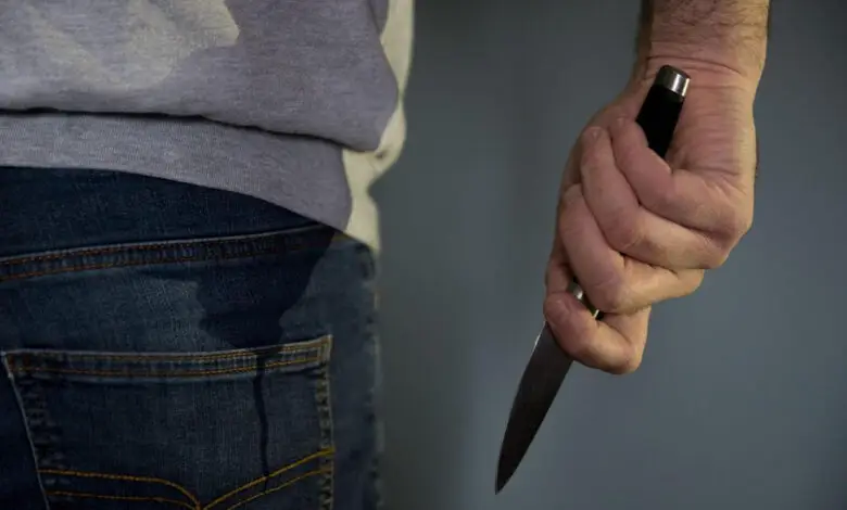 تفاصيل جريمة مروعة ..مقتل شخص بمسجد 11 f2c543443d164 رجل يُمسك سكينا 780x470 1