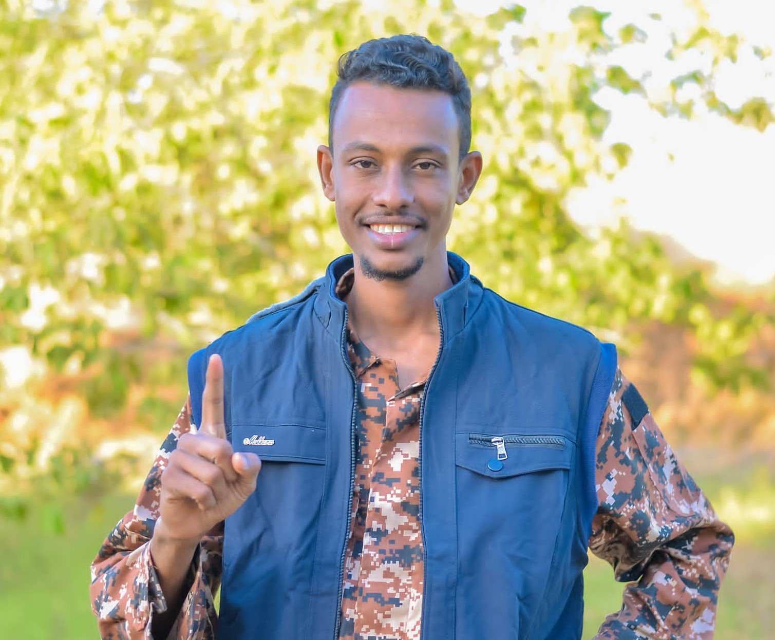 لن تصدق.. ماذا كان يفعل بقال مع المصباح