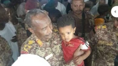 صورة هزت الوجدان ..البرهان وإبن الشهيد 17 IMG 20240522 WA0004