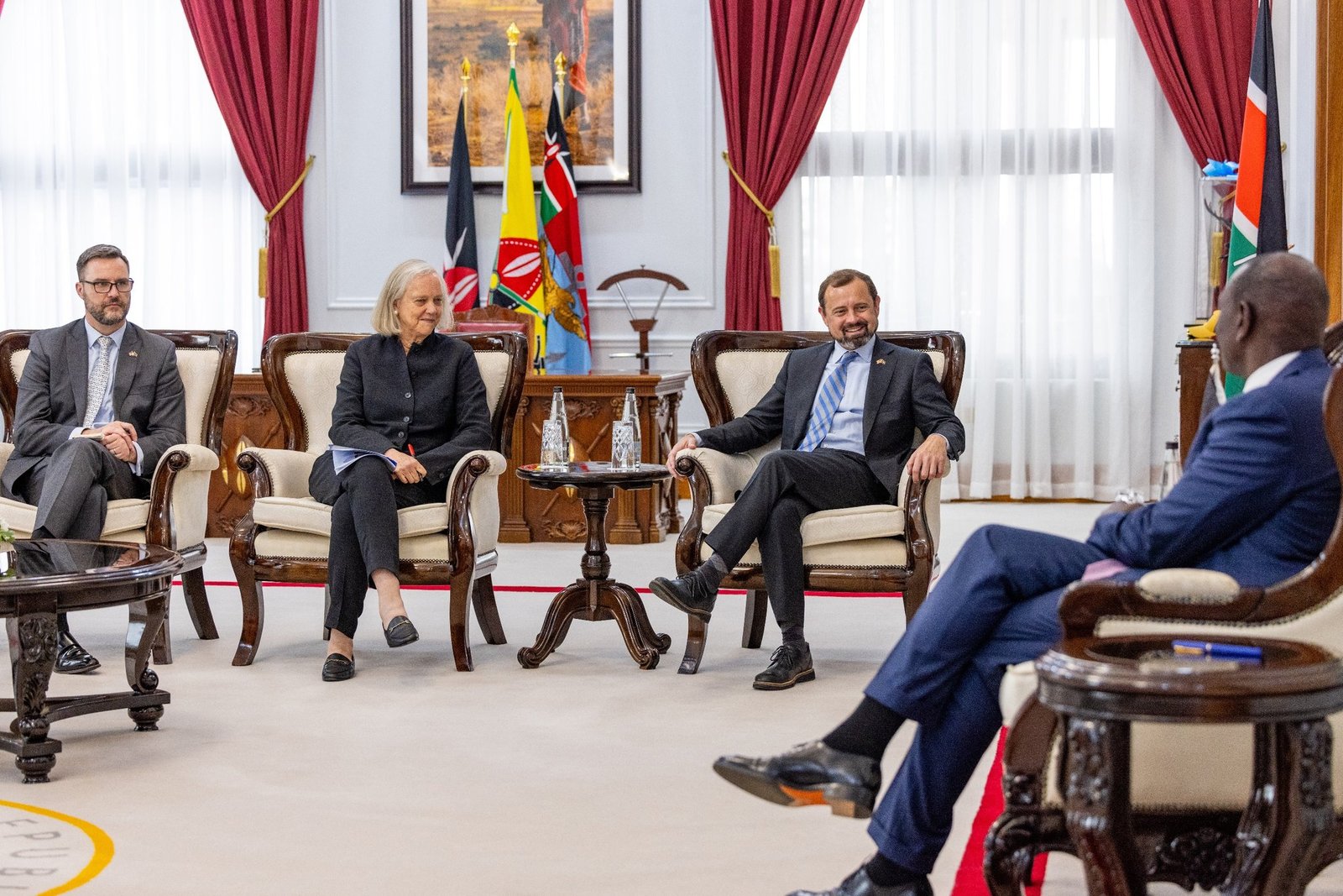 المبعوث الامريكي :نحقق في وصول اسلحة لقوات الدعم السريع 11 المبعوث والكيني