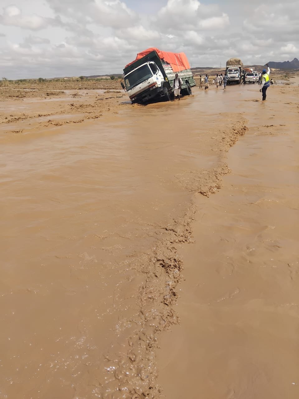 خور عرب يعطل الحركة بطريق الشرق 11 IMG 20240806 WA0489