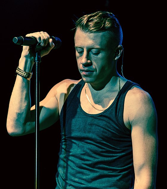 مغني أمريكي يتخذ خطوة صادمة تجاه الإمارات 11 Macklemore The Heist Tour 1 cropped
