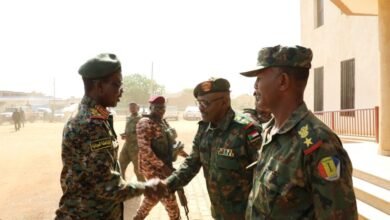 الكباشي يتفقد الخطوط الامامية بولاية القضارف 14 الكباشي يطلق تطمينات للنازحين أن عودتهم لديارهم باتت قريبة!