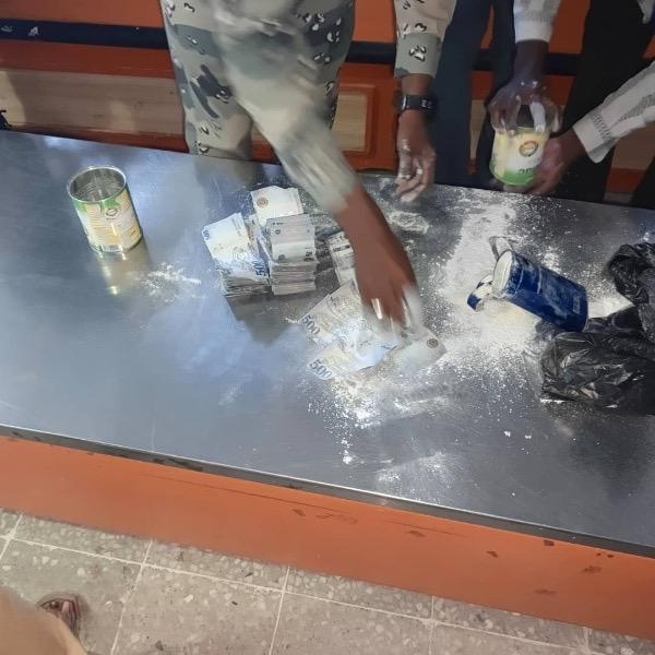 سلطة الجمارك تضبط عملات اجنبية مهربة 11 ١٣ ٤٩ ٥٩ IMG 20241004 WA0007