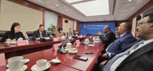 مسؤول صيني يبلغ وزير الطاقة إستعدادهم الإستثمار في السودان 12 مسؤول صيني يبلغ وزير الطاقة إستعدادهم الإستثمار في السودان