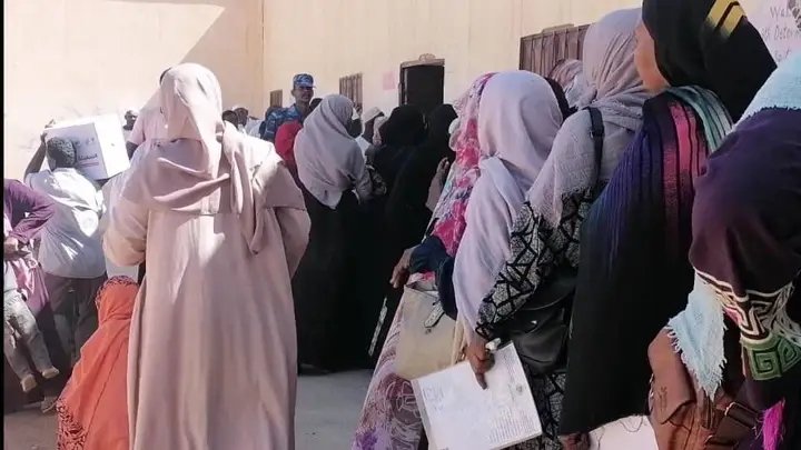 محلية بحري توزع سلة غذائية لمواطنيها الوافدين 11 1000399914