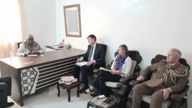 تفاصيل اجتماع مفوض العون الإنساني بالسفير البريطاني 14 1000413678