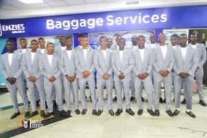 بالصور.. صغار صقور الجديان، تصل إلى مطار عنتيبي