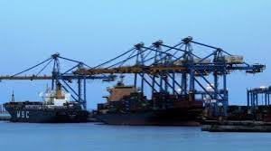 محتجون يغلقون رئاسة الموانئ البحرية