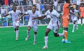 بالصور.. صغار صقور الجديان، تصل إلى مطار عنتيبي