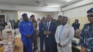 وزير الداخلية في بنك السودان.. ماذا هناك