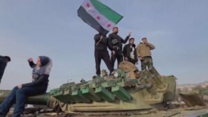 مسلحون من المعارضة يحرقون قبر الرئيس السوري السابق حافظ الأسد