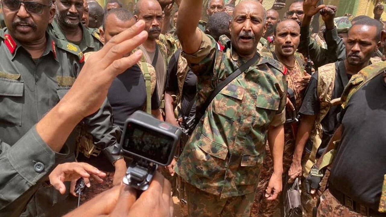 أسبوع الزحف: الخرطوم على صفيح ساخن 11 2023 05 30T160727Z 1272282385 RC2491ATPH2T RTRMADP 3 SUDAN POLITICS BURHAN